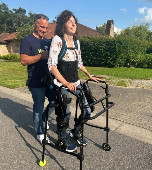 Begeleiding To Walk Again Begeleider die patient van To Walk Again helpt
